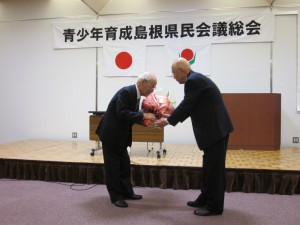 新旧会長花束贈呈